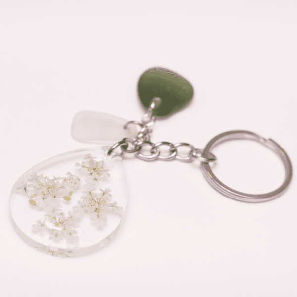 Keychain White Flowers / Green Glass/ White Glass